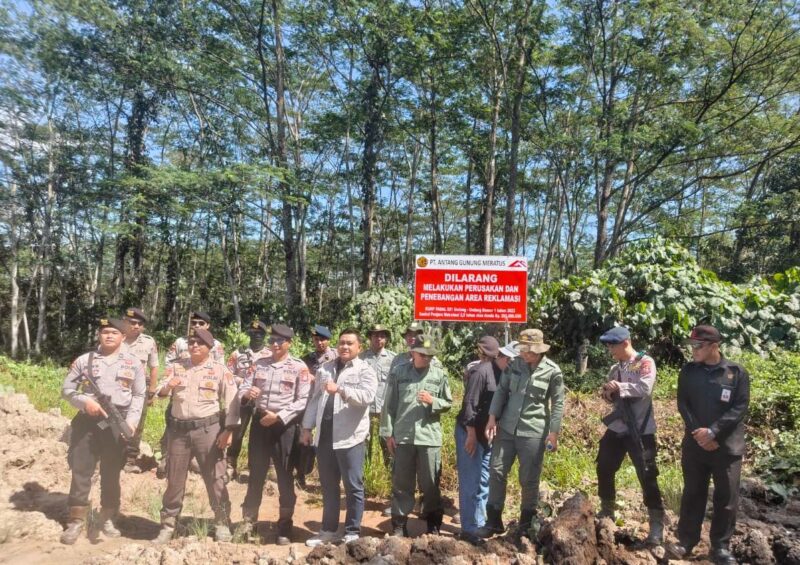 PT AGM Pasang Papan Peringatan di Area Reklamasi 1 IMG 20260624 WA0041 e1782299650277
