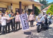Anggota Bhabinkamtibmas Antar Langsung Ribuan Sembako Warga Tapin Berhak