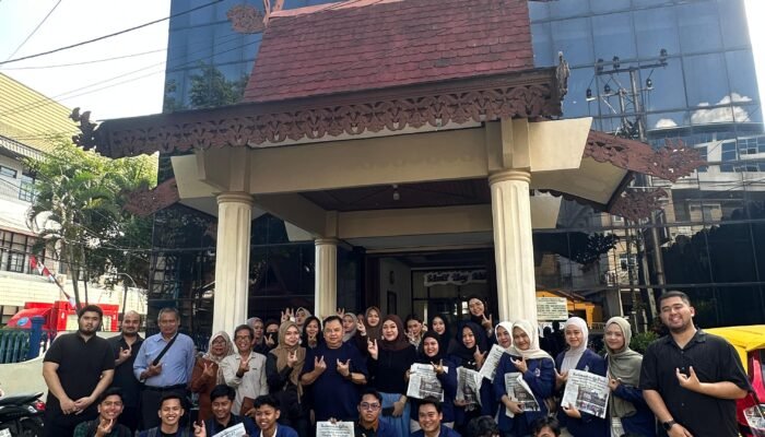 Belajar Langsung di Dapur Redaksi, Mahasiswa Ilmu Komunikasi UNISKA MAB Kunjungi Kantor Kalimantan Post