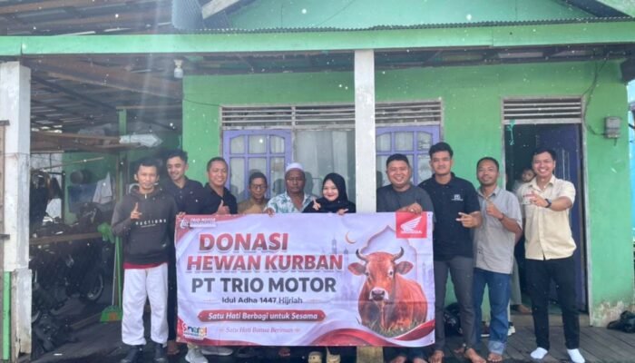PT Trio Motor Honda Tebar Kepedulian Lewat Penyaluran Hewan Kurban di Langgar Daruth Thalibin