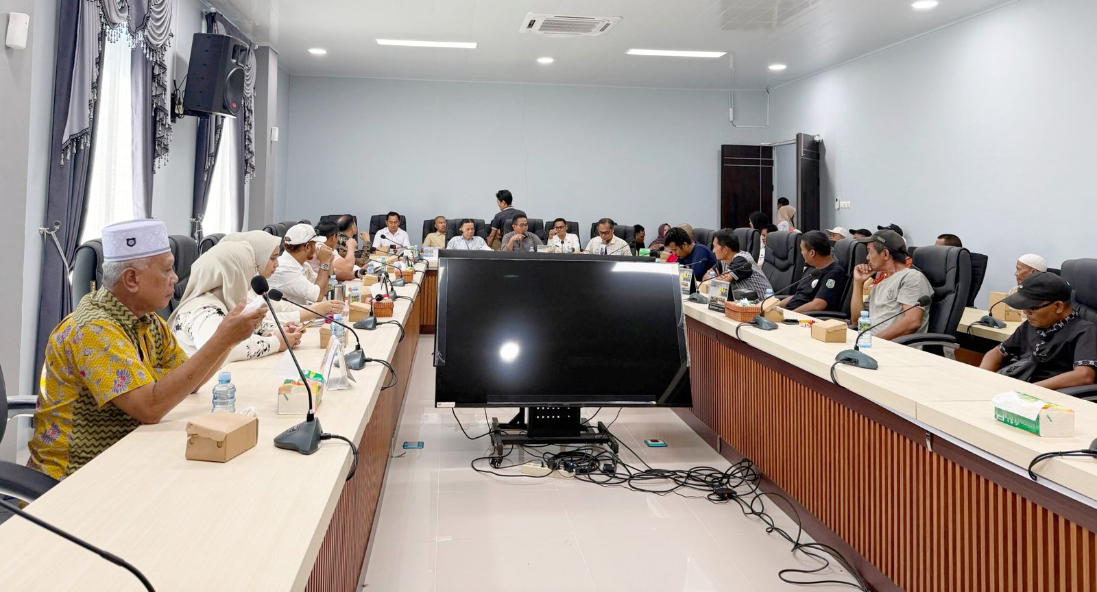 DPRD HSU Kembali Gelar RDP Bersama Sopir Truk Soal BBM Solar Subsidi 1 IMG 20260610 214048 scaled