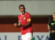 Pemain Barito Putera Iqbal Gwijangge Dirumorkan ke Semen Padang