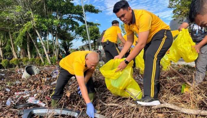 Polda Kalsel, Gerakan Indonesia ASRI Bersama Forkopinda di Bantaran Sungai Kawasan Siring O Kilometer