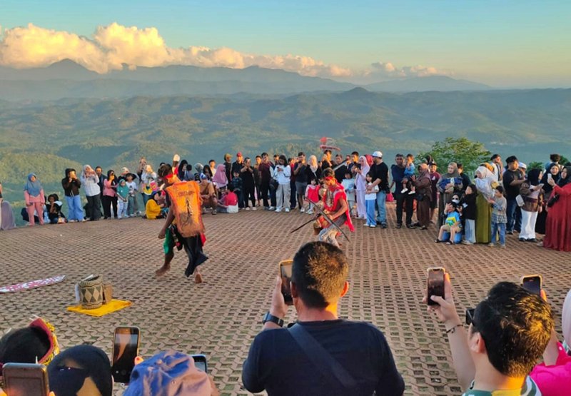 Budaya Dayak di Tahura Sultan Adam 1 1 2 klm 5 cm tahura