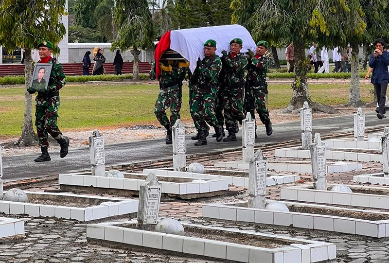 Prosesi Penghormatan Militer Keperistirahatan Terakhir 1 1 25 klm nasib alamsyah