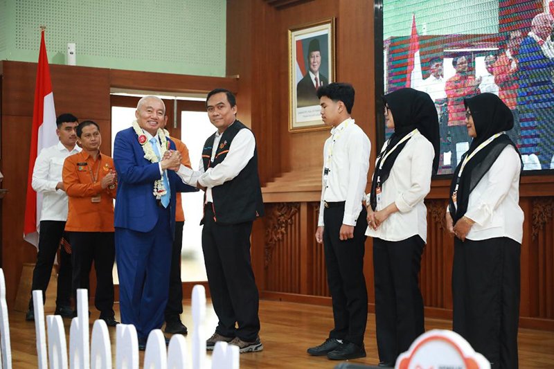 Masyarakat Diharapkan Terima Petugas dan Berikan Data Lengkap 1 1 4 klm Kontrak Pemprov 1 Gubernur H Muhidin resmi canangkan pelaksanaan sensus ekonomi