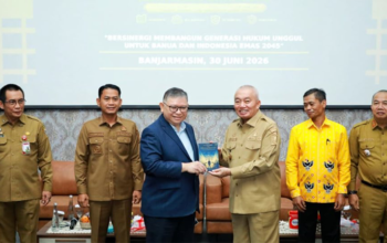 Gubernur H Muhidin Sampaikan Penghargaan pada Kejaksaan Agung 8 1 45 klm Kontrak Pemprov 30 Gubernur H muhidin sampaikan Penghargaan jepada Jaksa Agung