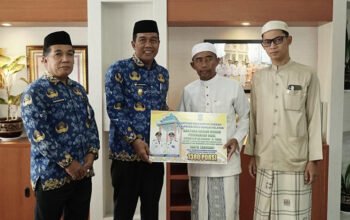 Bupati Serahkan Bantuan Konsumsi Haul Datu Taniran 4 Hal 12 HSS 1 3 klm 13