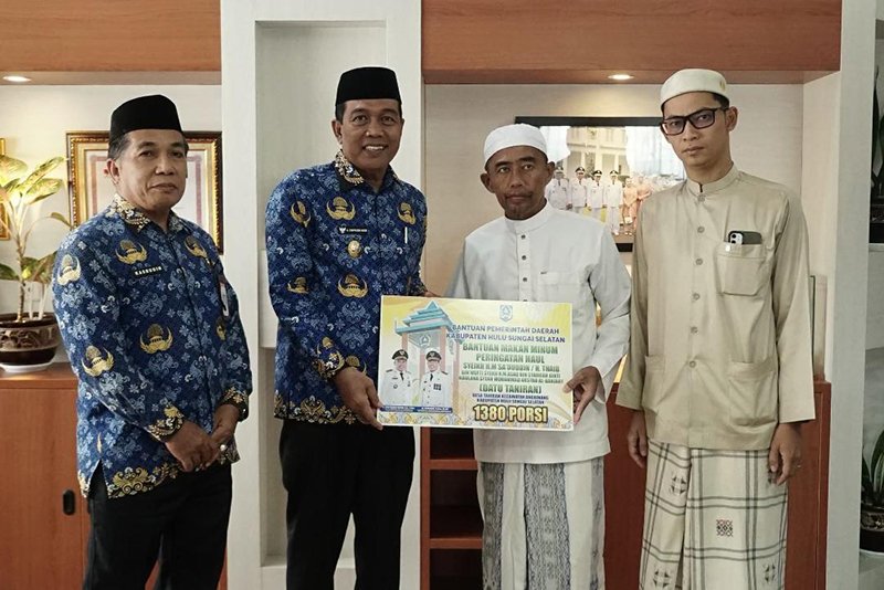 Bupati Serahkan Bantuan Konsumsi Haul Datu Taniran 1 Hal 12 HSS 1 3 klm 13