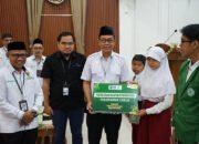 Sekda Bagikan Bantuan Pendidikan dan Beasiswa Bersama Baznas