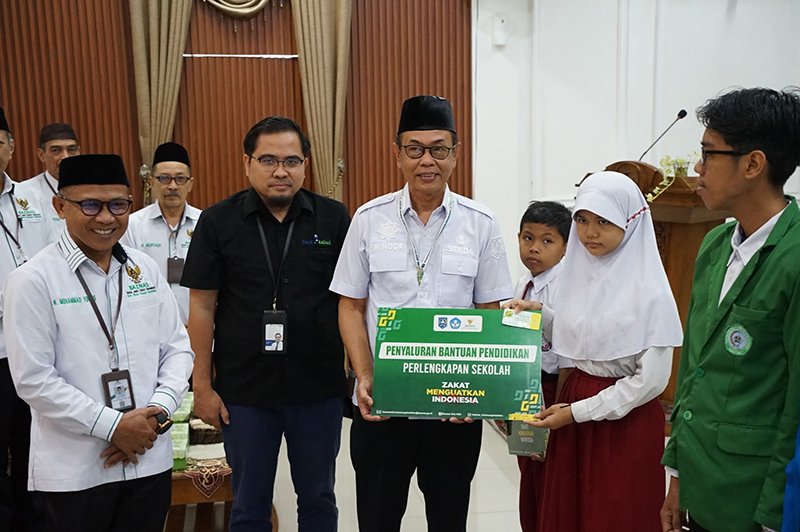 Sekda Bagikan Bantuan Pendidikan dan Beasiswa Bersama Baznas 1 Hal 12 HSS 1 3 klm