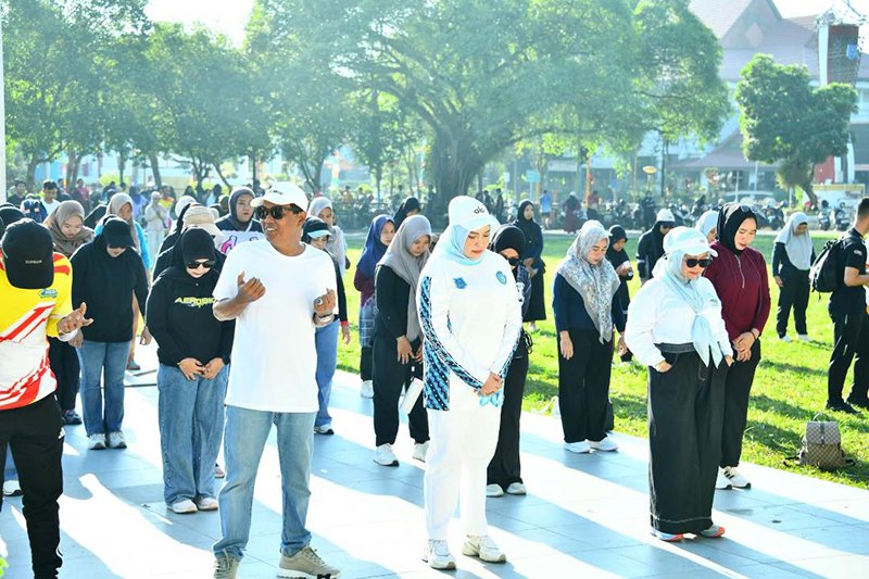 Ratusan Masyarakat Senam Bersama TP PKK dan Kormi HSS 1 Hal 12 HSS 3 klm 12