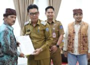 Wabup Serahkan Empat SK Pengakuan Masyarakat Hukum Adat