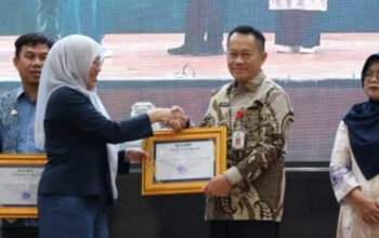 Bupati Tanbu Terima Penghargaan Dari ULM 4 Hal 12 Tanbu 35 klm 10