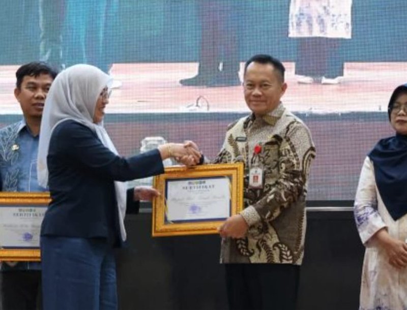 Bupati Tanbu Terima Penghargaan Dari ULM 1 Hal 12 Tanbu 35 klm 10