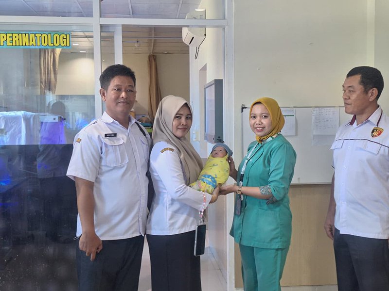 Dinsos Tala Pastikan Bayi Temuan Jembatan Pabahanan Dalam Kondisi Sehat dan Aktif 1 Hal 2 Tala 3 klm 14