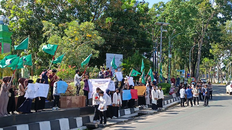 Gabungan Pelajar Se-Kalsel Bagikan Ratusan Bibit Tanaman 1 Hal 2 Tala 3 klm 2