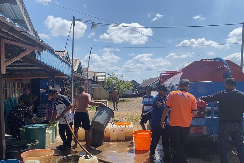 10.000 Liter Air Bersih Untuk Warga Benua Anyar 1 Hal 4 4 KLM KBJ Martapura Air Besih