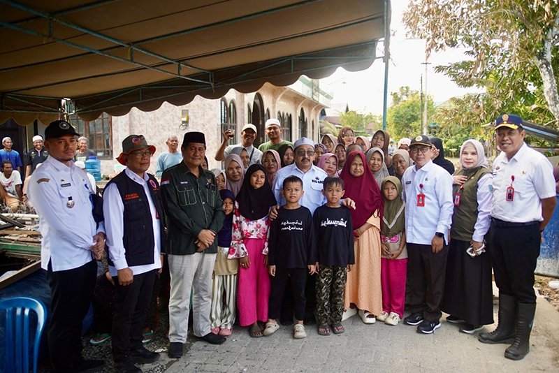 Wabup Serahkan Bantuan Korban Kebakaran di Pingaran Ilir 1 Hal 4 4 KLM Martapura Serahkan bantuan