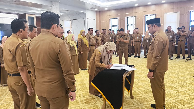 Pejabat Administrator dan Pengawas di Lingkup Pemkab Kotabaru Dilantik 1 Hal 4 Kotabaru 3 klm 2
