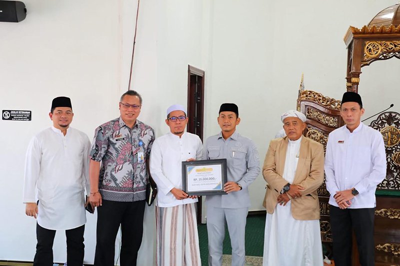 Wali Kota HM Yamin HR Salat Jumat Bersama Warga di Masjid Jami Ba’alawi Mahatama 1 Hal 5 3 KLM KOntrak 2 5
