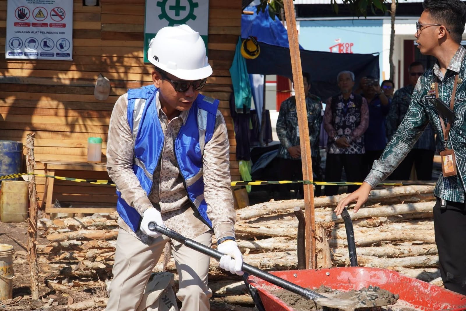 Wali Kota Banjarmasin Letakkan Batu Pertama Aula Gawi Berataan, Perkuat BLK Cetak Tenaga Kerja Terampil 1 Hal 5 3 KLM Kontrak 1 7