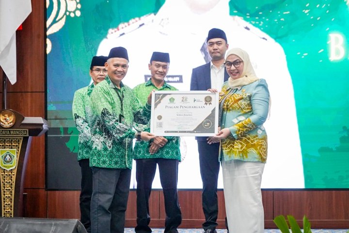 Wali Kota Banjarbaru Raih PGM Award 2026 Berkat Komitmen Majukan Pendidikan Madrasah 1 Hal 6 3 KLM BJB 1 21
