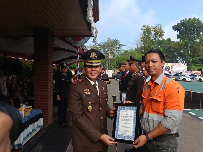 Polres Tapin Beri Penghargaan kepada PT AGM atas Dukungan Program Ketahanan Pangan 1 IMG 20260701 WA0041 e1782895113284