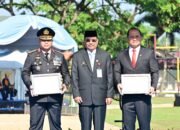 Ketua DPRD Kalsel Serahkan Penghargaan kepada Kapolda pada HUT Bhayangkara ke-80