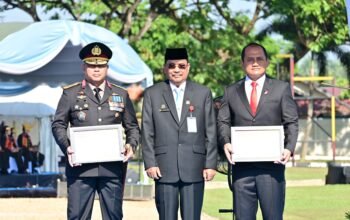Ketua DPRD Kalsel Serahkan Penghargaan kepada Kapolda pada HUT Bhayangkara ke-80 5 IMG 20260701 WA0047 1