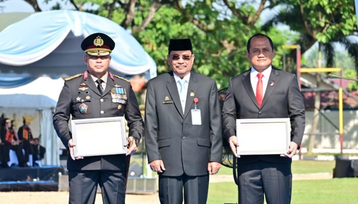 Ketua DPRD Kalsel Serahkan Penghargaan kepada Kapolda pada HUT Bhayangkara ke-80