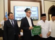 Ketua MPR RI Serahkan Bantuan Wewangian Perdana di Kompleks Makam Imam Bukhari