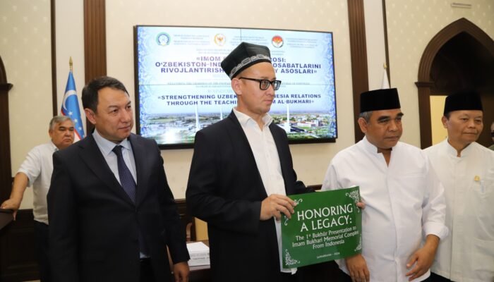 Ketua MPR RI Serahkan Bantuan Wewangian Perdana di Kompleks Makam Imam Bukhari