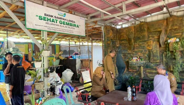 Bank Sampah Lansia Bangkitkan Semangat Produktif Lanjut Usia di Alalak Selatan