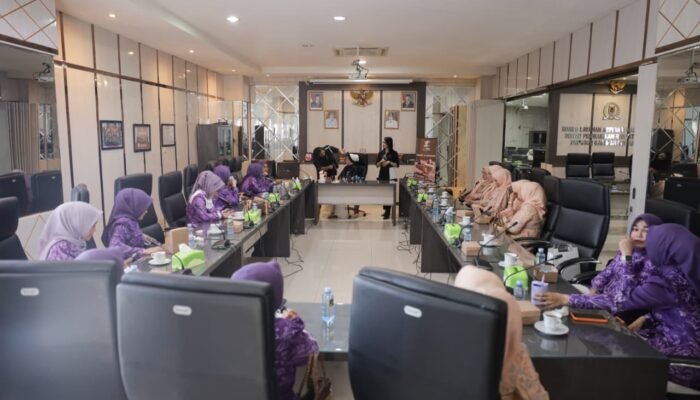 Gatriwara DPRD Kalsel Pererat Silaturahmi Lewat Demo Make Up dan Pengembangan Diri 3 IMG 20260708 WA0001