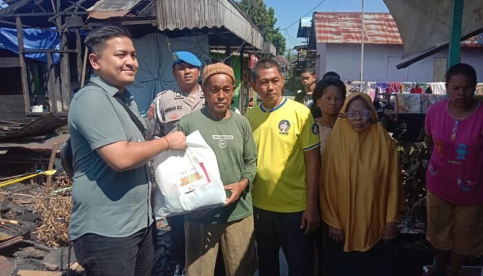 Tunjukkan Kepedulian, Polsek Banjarmasin Utara Ulurkan Bantuan untuk Korban Kebakaran di Alalak Tengah