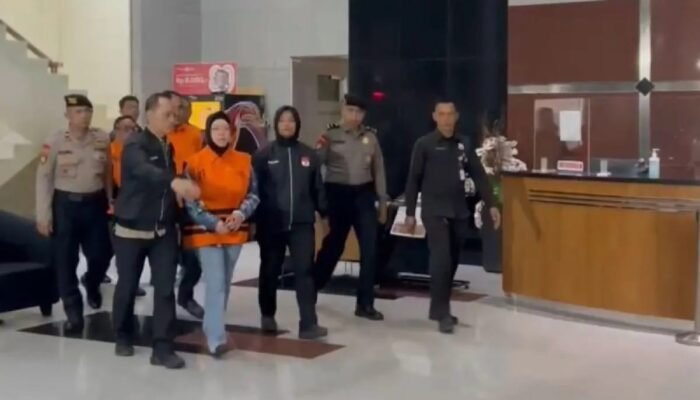 Bupati Sukoharjo Etik Suryani Ditahan dan Ditetapkan KPK Sebagai Tersangka