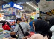 Jelang Ajaran Baru, Emak-Emak Serbu Toko Peralatan Sekolah
