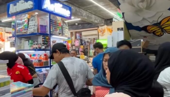 Jelang Ajaran Baru, Emak-Emak Serbu Toko Peralatan Sekolah