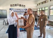 Sebanyak 1.400 Pelajar SMP Dapat Bantuan Baju dan Sepatu Sekolah