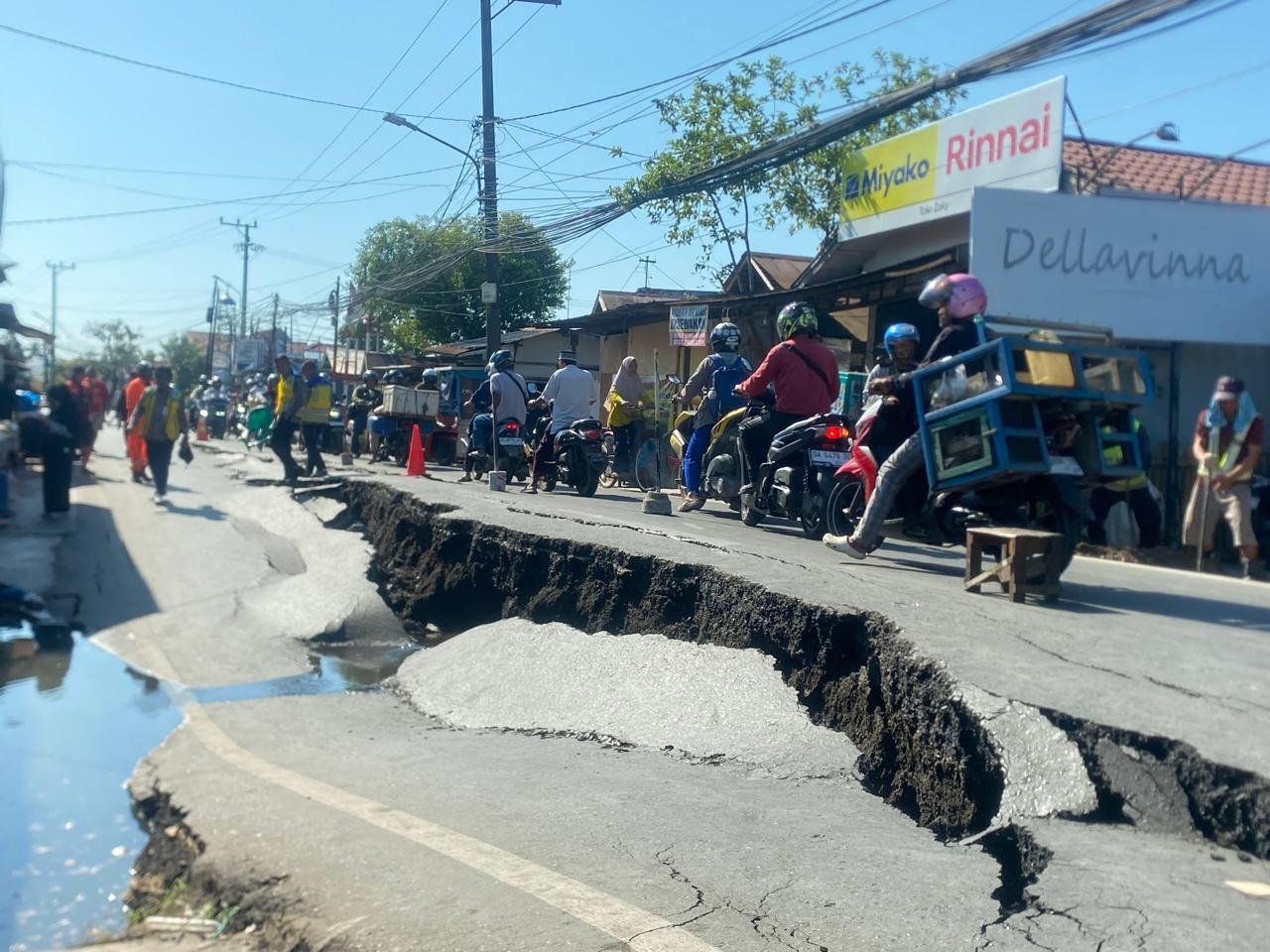 Gerakan Tanah Picu Jalan Veteran Km 5,5 Amblas , BPBD Evakuasi Warga dan Alihkan Arus Lalu Lintas 1 IMG 20260715 WA0019