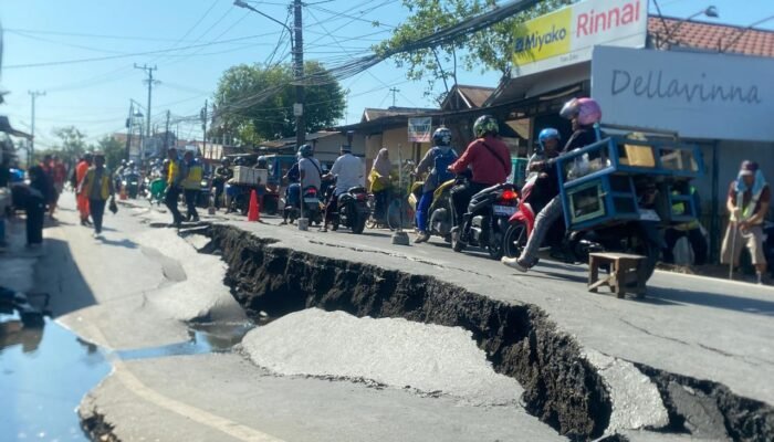 Dishub Banjarmasin Turunkan 11 Personel Atur Lalu Lintas Jalan Amblas di Sungai Lulut Km 5,5 Banjarmasin