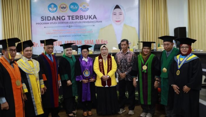 Hj. Raudatul Jannah atau Acil Odah Resmi Menyandang Gelar “Doktor”