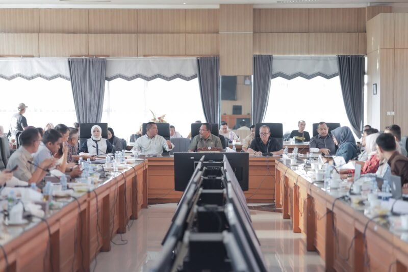 Banggar DPRD Kalsel Sepakati Target Pendapatan APBD 2027 Rp8 Triliun, Optimalkan Seluruh Potensi Daerah 1 IMG 20260719 WA0005 e1784423003306
