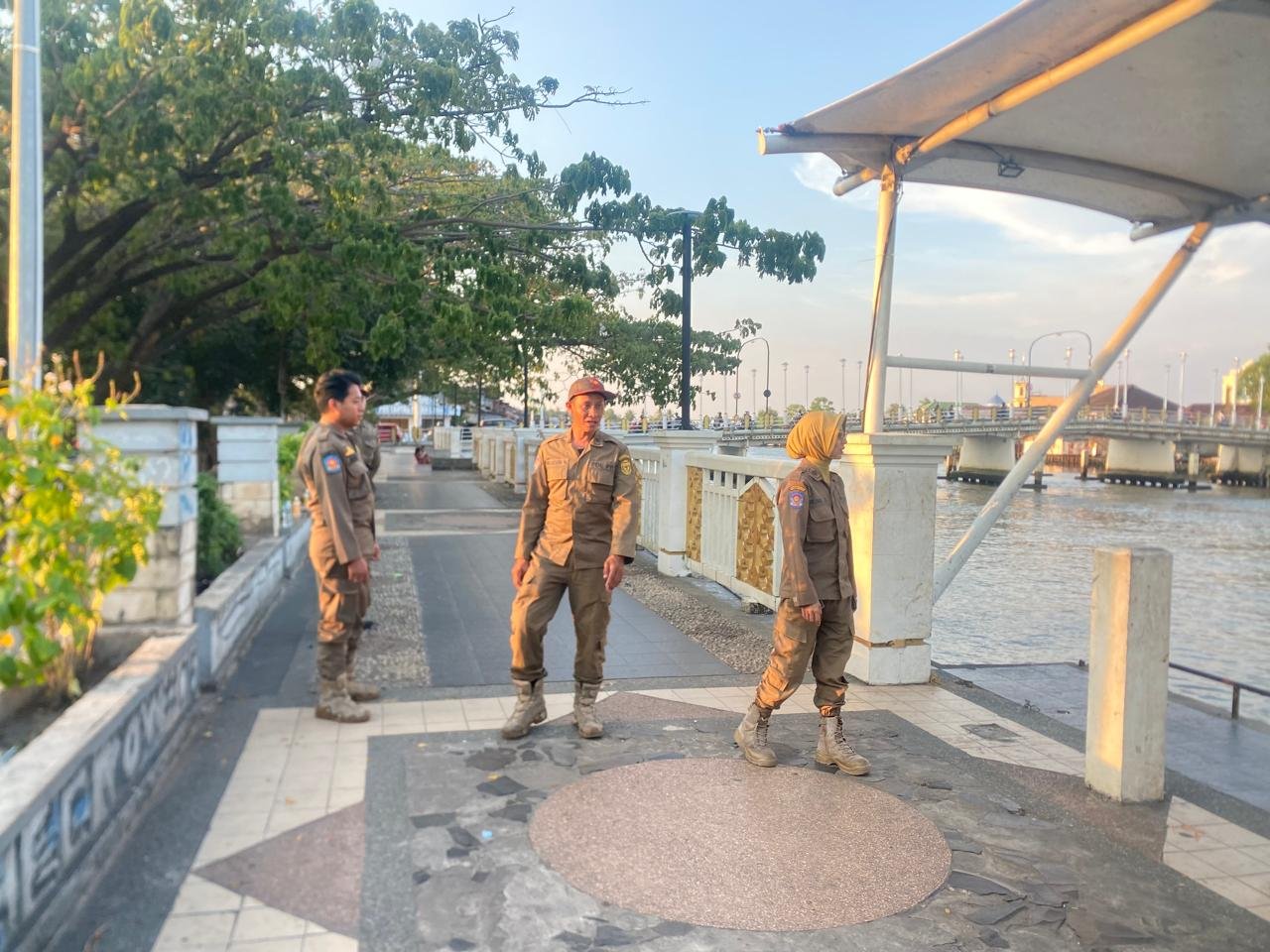 Sering Didapati Aroma Pesing dan Botol Bekas Minol, Satpol PP Lakukan Pengawasan Ketat di Kawasan Siring 1 IMG 20260720 WA0053