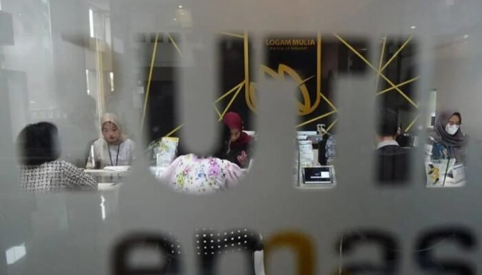 Harga Emas Antam Turun