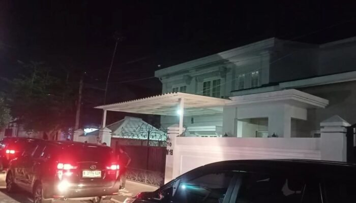 KPK Geledah Rumah Pribadi Bupati Lombok Barat