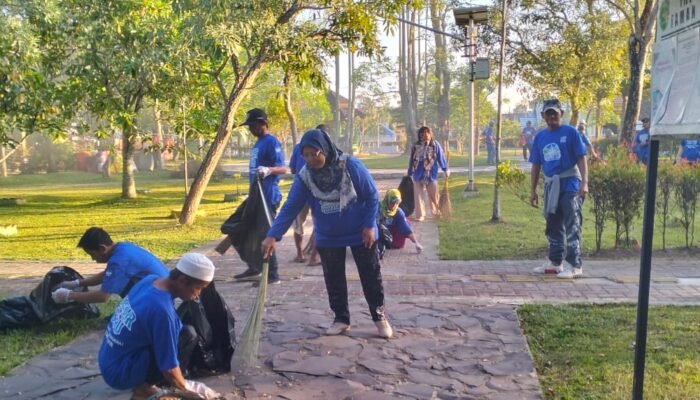 Demokrat Tapin Bersihkan Pasar Keraton Dan Taman Rayakan HUT ke 25 Partai Demokrat