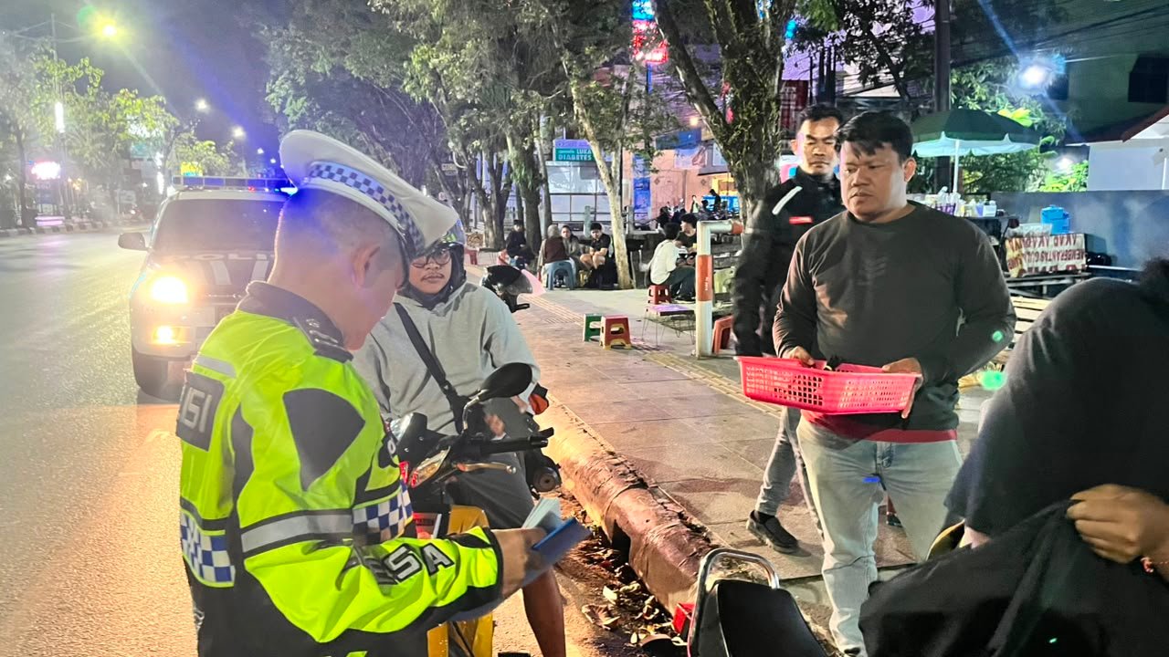 Satlantas Polresta Banjarmasin Tertibkan Parkir Liar di Titik Rawan Kemacetan 1 IMG 20260726 WA0004
