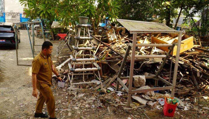 Pemkot Pindahkan Material Bekas Bongkaran di Halaman SDN Mawar 7 Banjarmasin